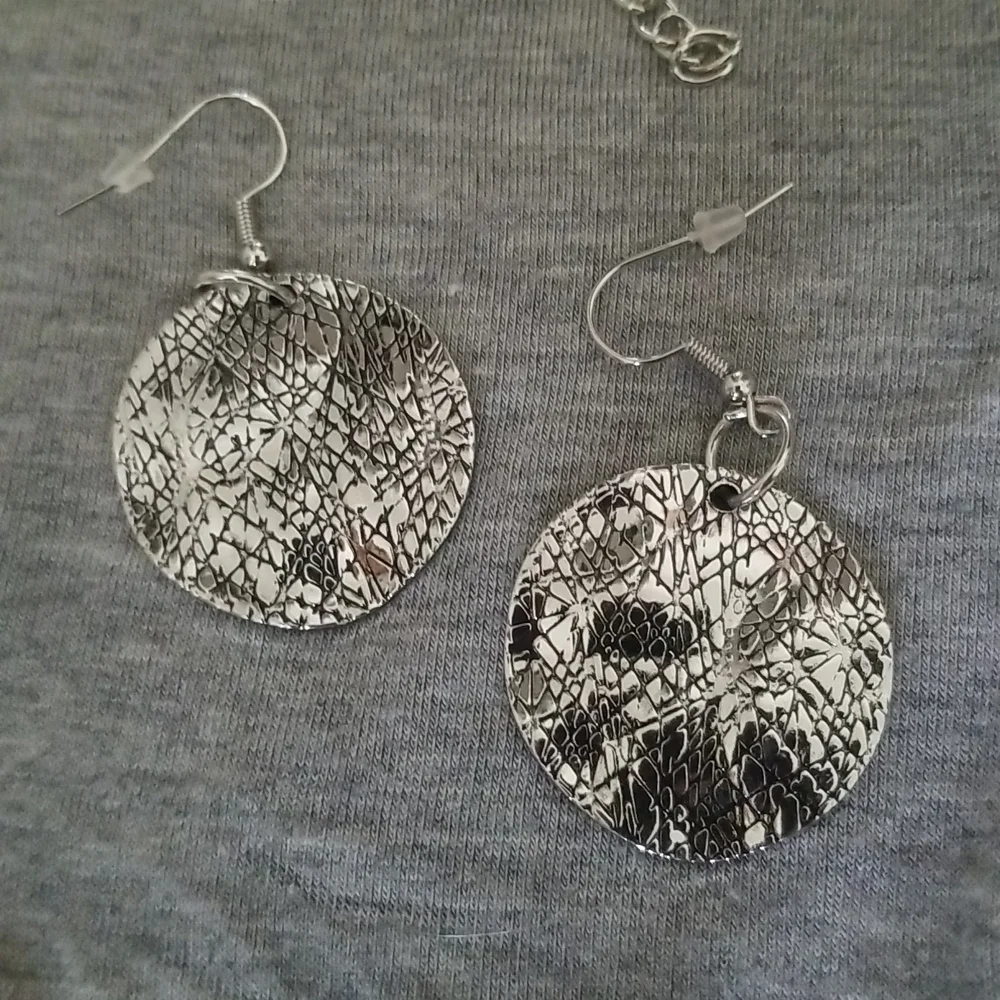 3 for 15.00 Silvertone statement necklace and matching earrings - Picture 4 of 4